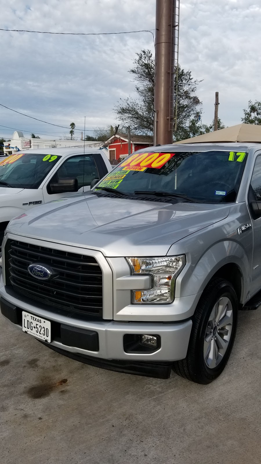 Royal Credit Auto Sales Inc | 1301 San Dario Ave, Laredo, TX 78040 | Phone: (956) 728-8838