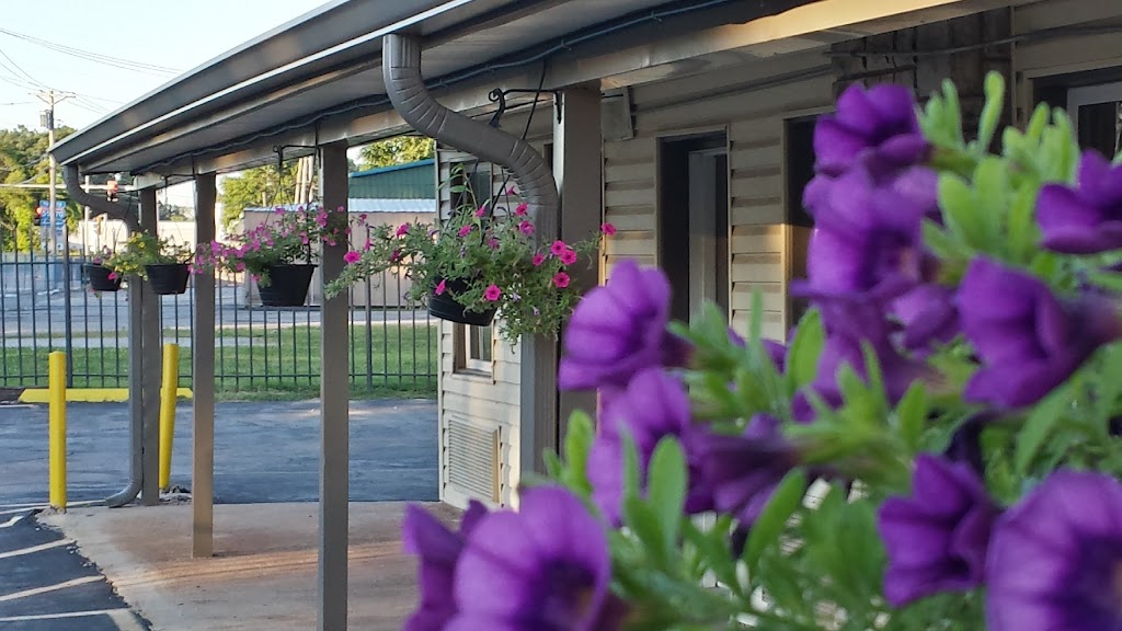 Royal Relax Inn Fairmont City | 5280 Collinsville Rd, East St Louis, IL 62201, USA | Phone: (618) 875-2800
