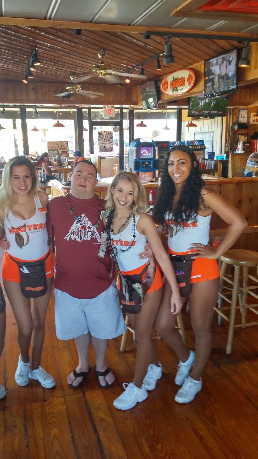 Hooters | 1495 General Booth Blvd, Virginia Beach, VA 23456, USA | Phone: (757) 428-5400