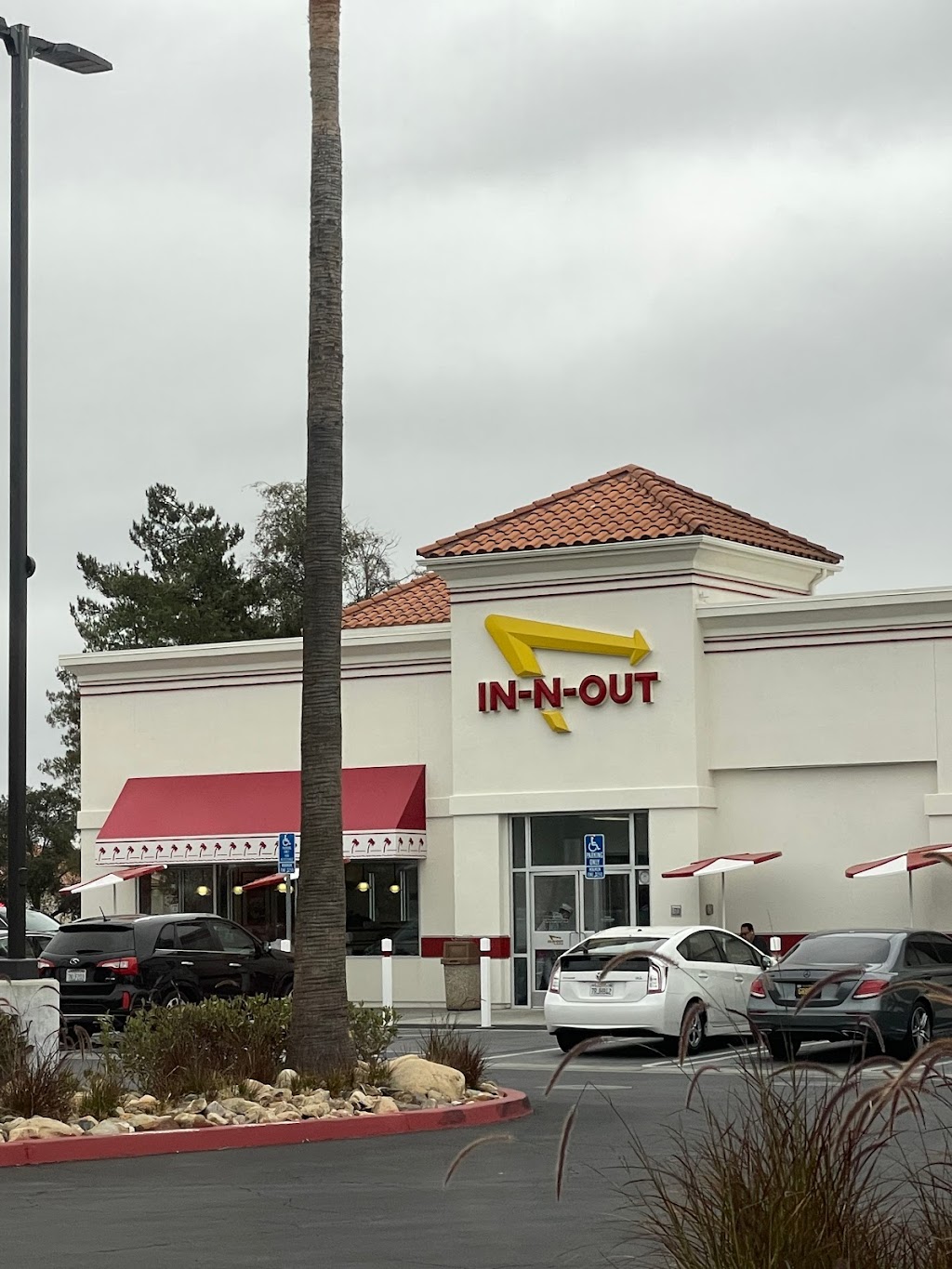 In-N-Out Burger | 30121 Santa Margarita Pkwy, Rancho Santa Margarita, CA 92688, USA | Phone: (800) 786-1000