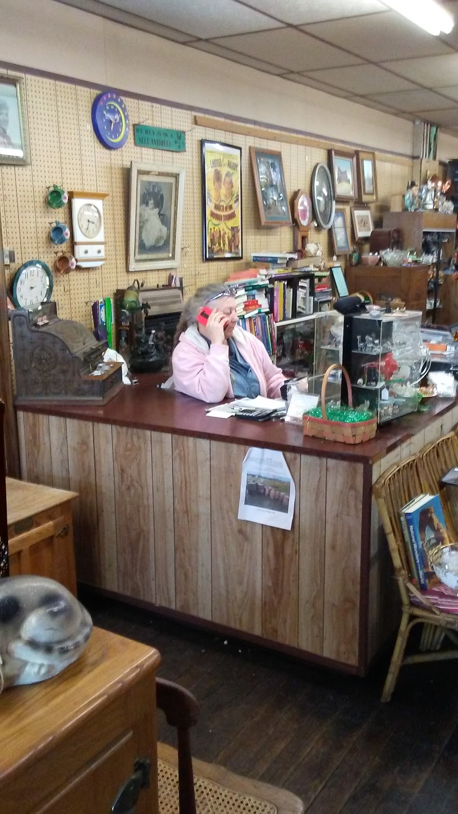 S & J Antiques Collectibles | 131 N Main St, Wolcottville, IN 46795, USA | Phone: (260) 993-2398