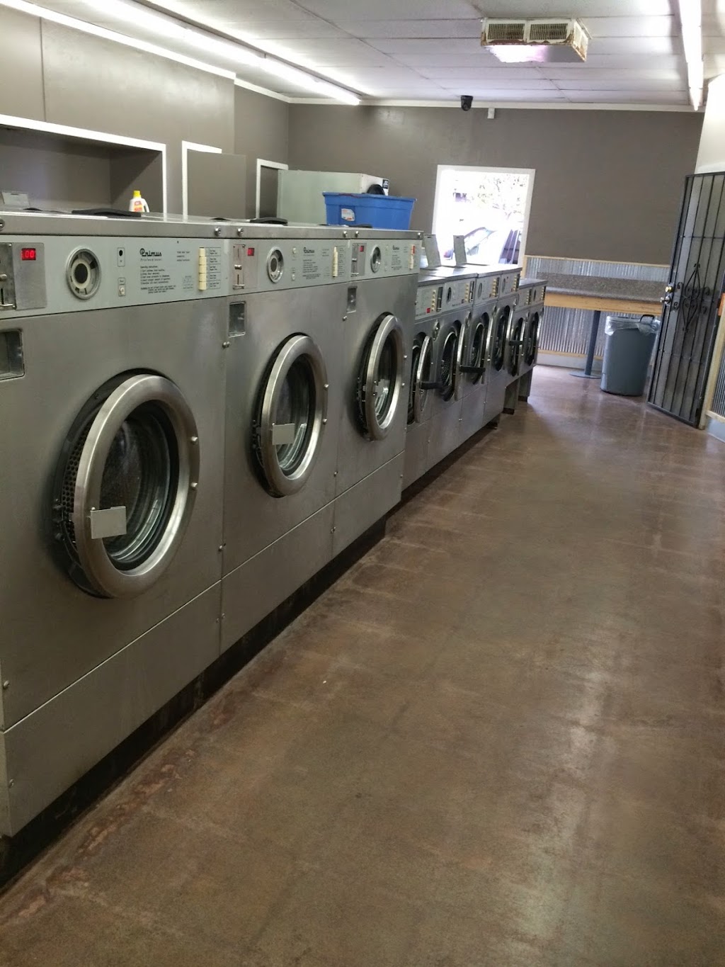 Town & Country Laundry | 1641 E Valley Pkwy, Escondido, CA 92027, USA | Phone: (760) 884-4684