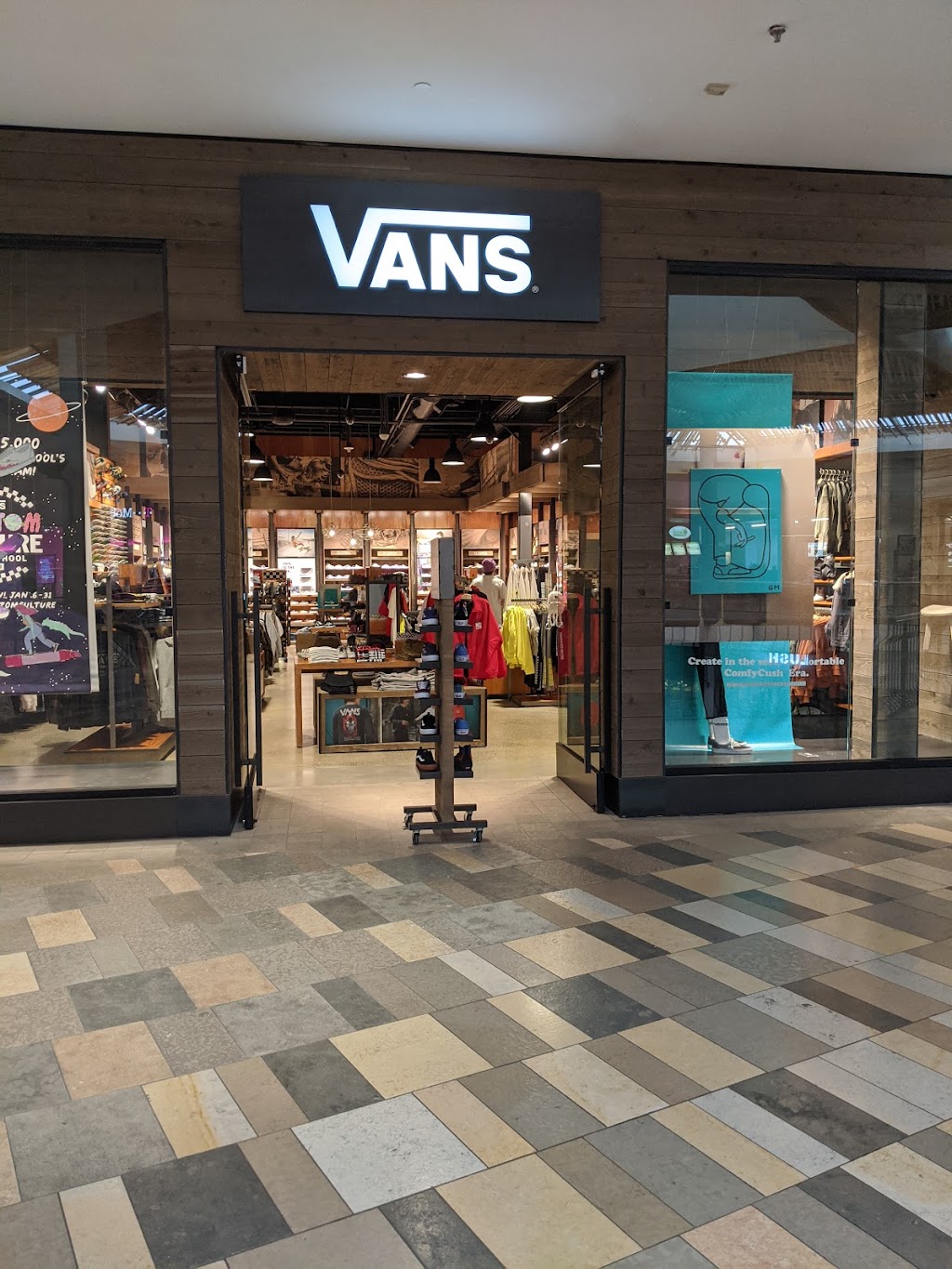 Vans | 26300 Cedar Rd space 2220, Beachwood, OH 44122, USA | Phone: (216) 647-1180