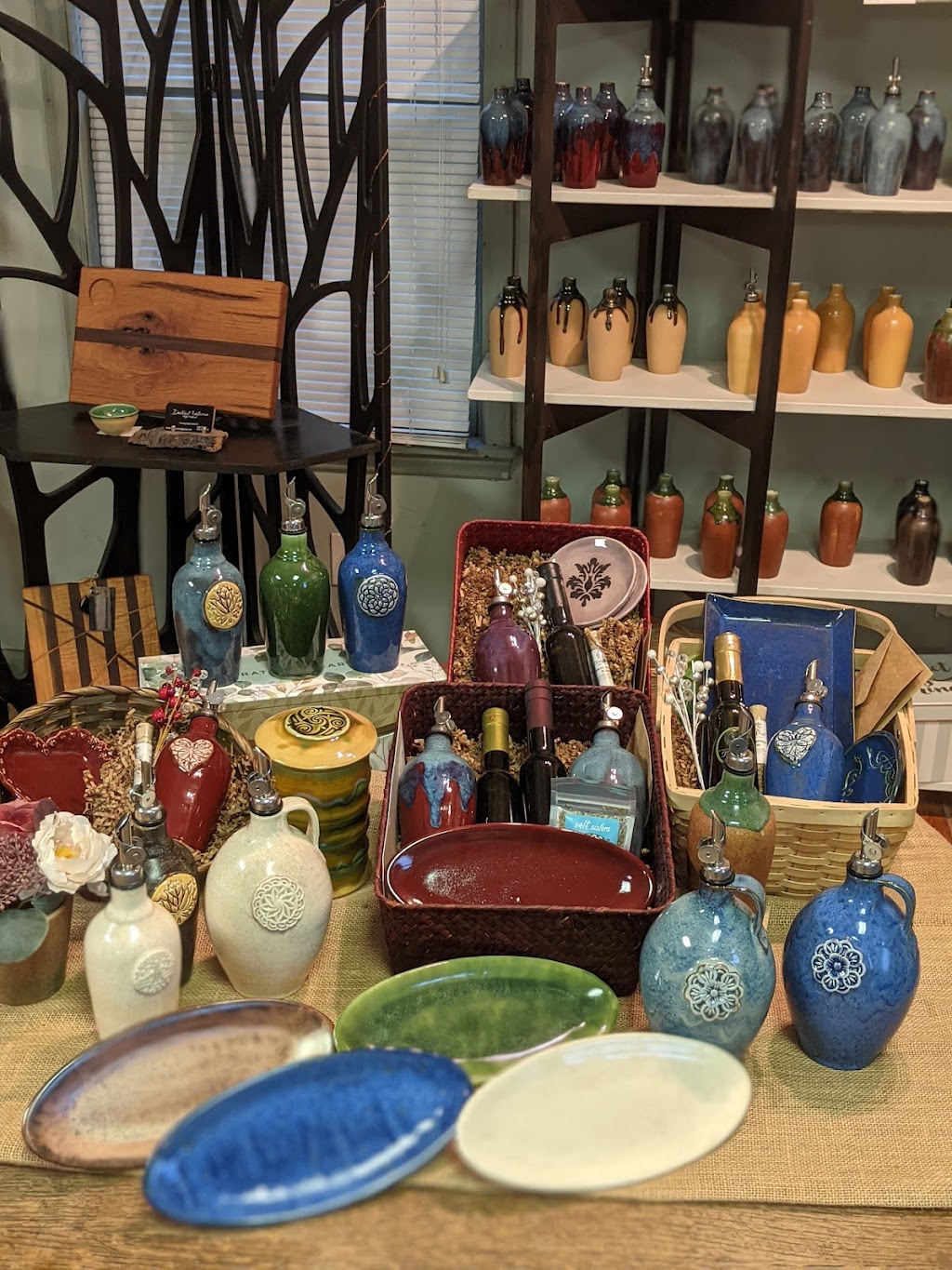 Carolina Crockery Gallery | 326 Adams Rd, Seagrove, NC 27341, USA | Phone: (336) 879-2426