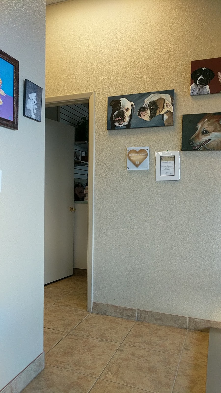 Desert Tails Animal Clinic - veterinary care  | Photo 3 of 3 | Address: 9619 N Hayden Rd #111, Scottsdale, AZ 85258, USA | Phone: (480) 998-2010