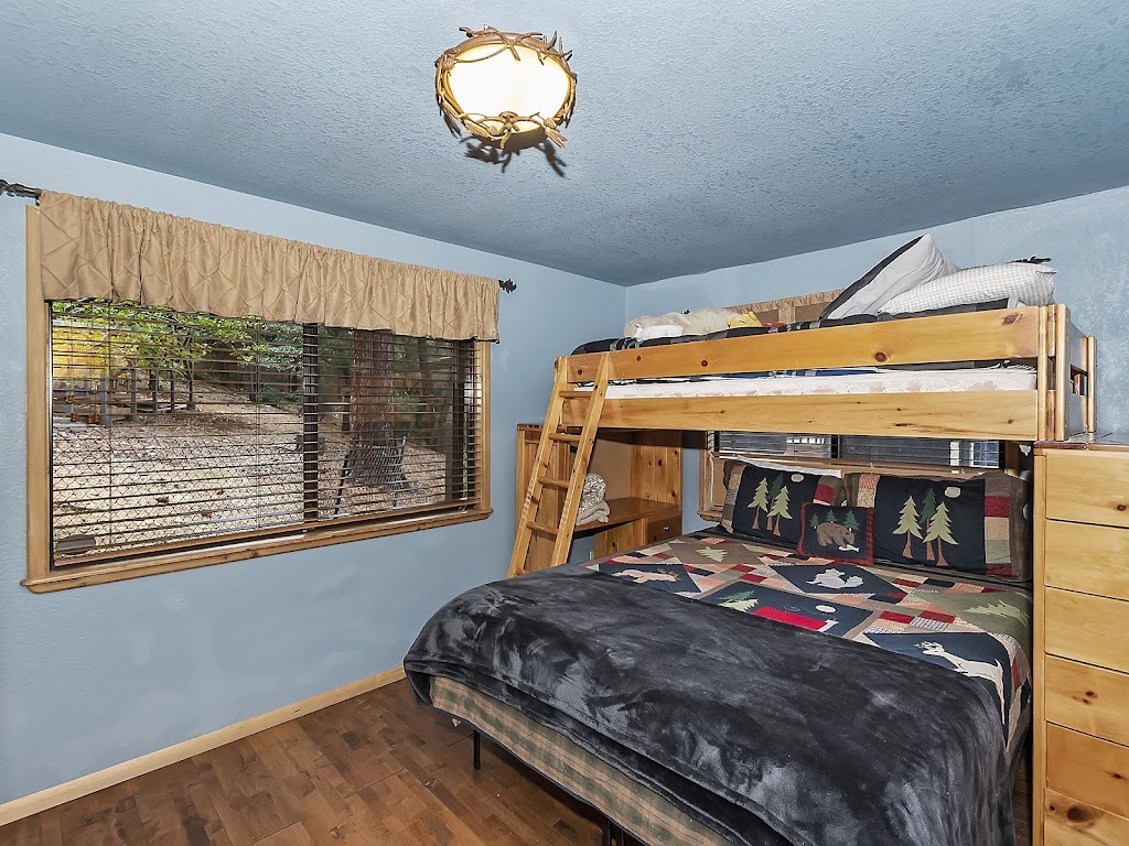 Whistling Woods Stargazer Cabin | 43939 Yosemite Dr, Big Bear Lake, CA 92315, USA | Phone: (909) 966-5667