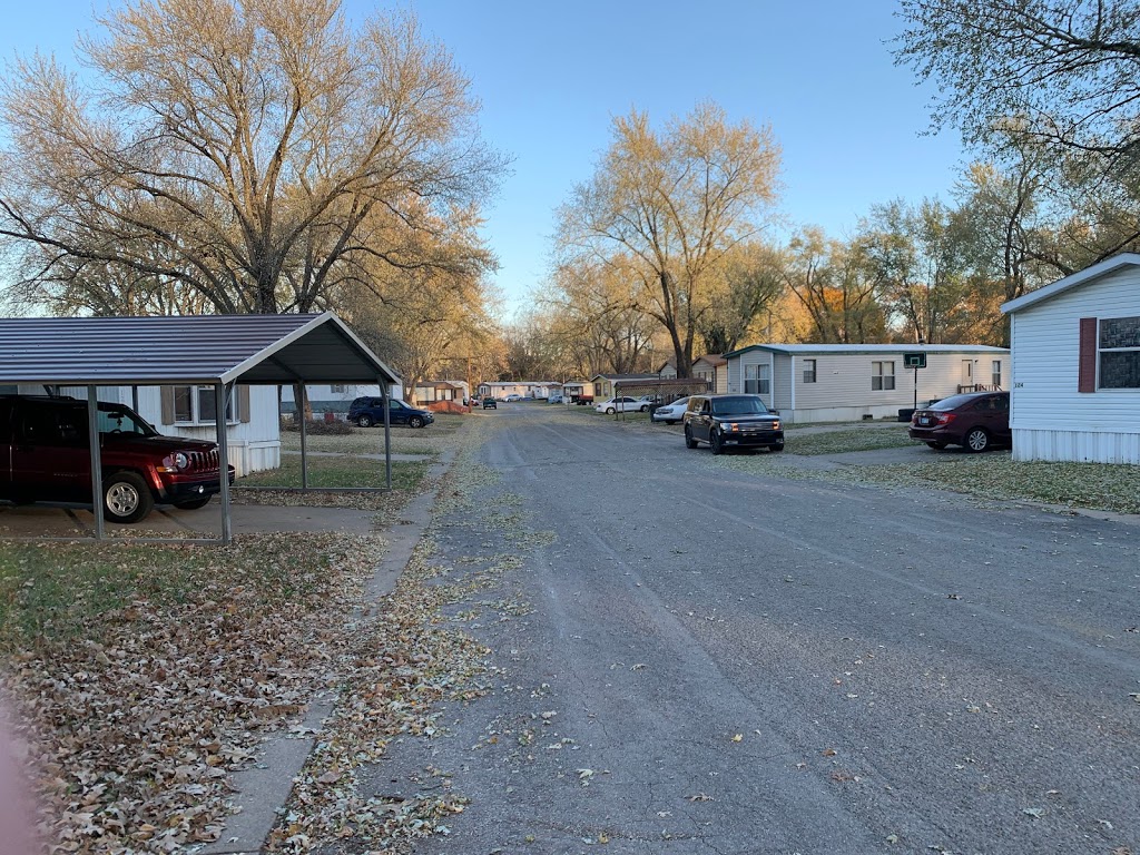 Parkwood Court Mobile Home Park | 300 N 2nd St, Lansing, KS 66043 | Phone: (913) 933-3415