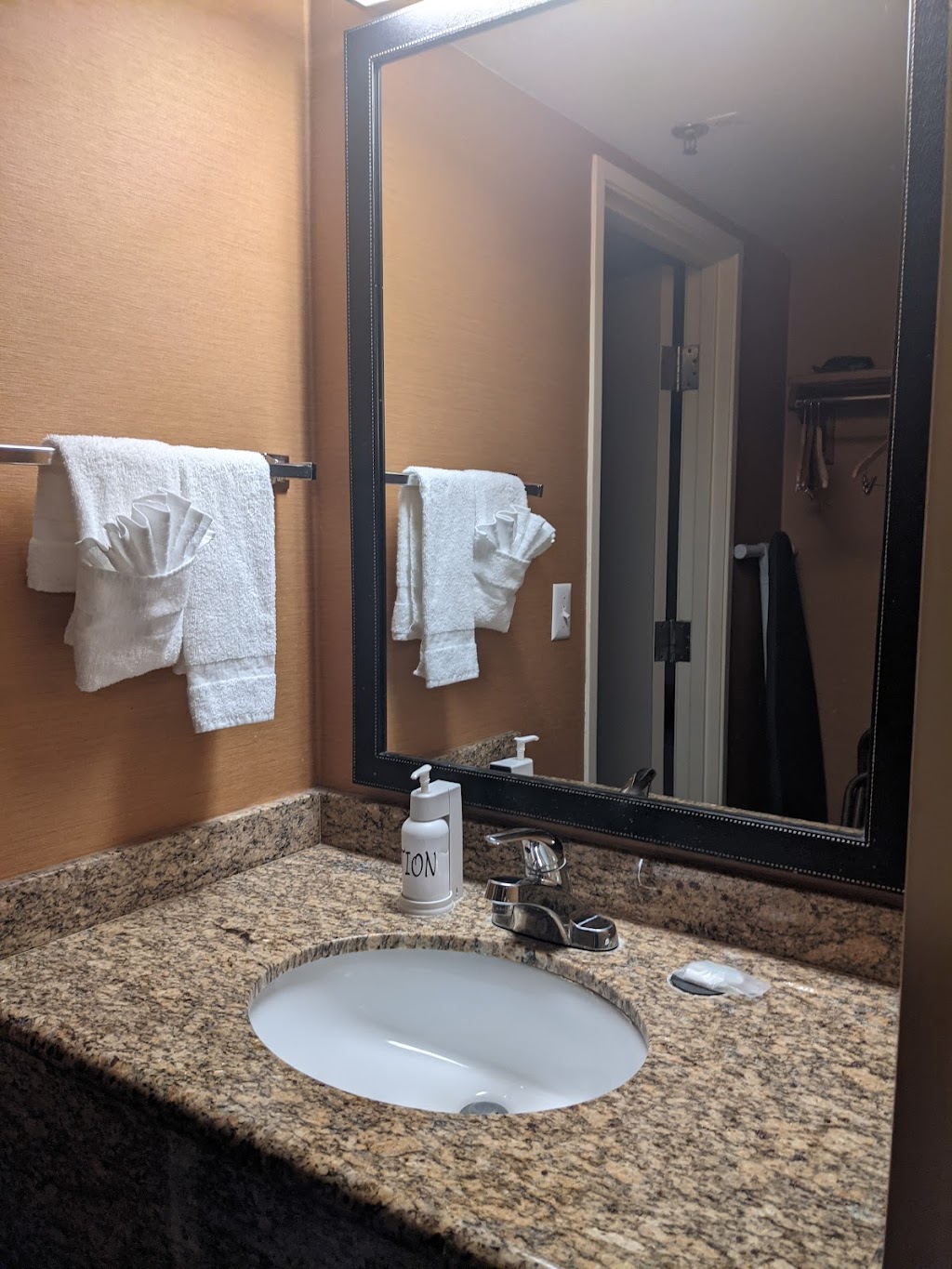 Holiday Inn Express & Suites Phoenix - Mesa West, an IHG Hotel | 1405 S Westwood, Mesa, AZ 85210, USA | Phone: (480) 668-8000