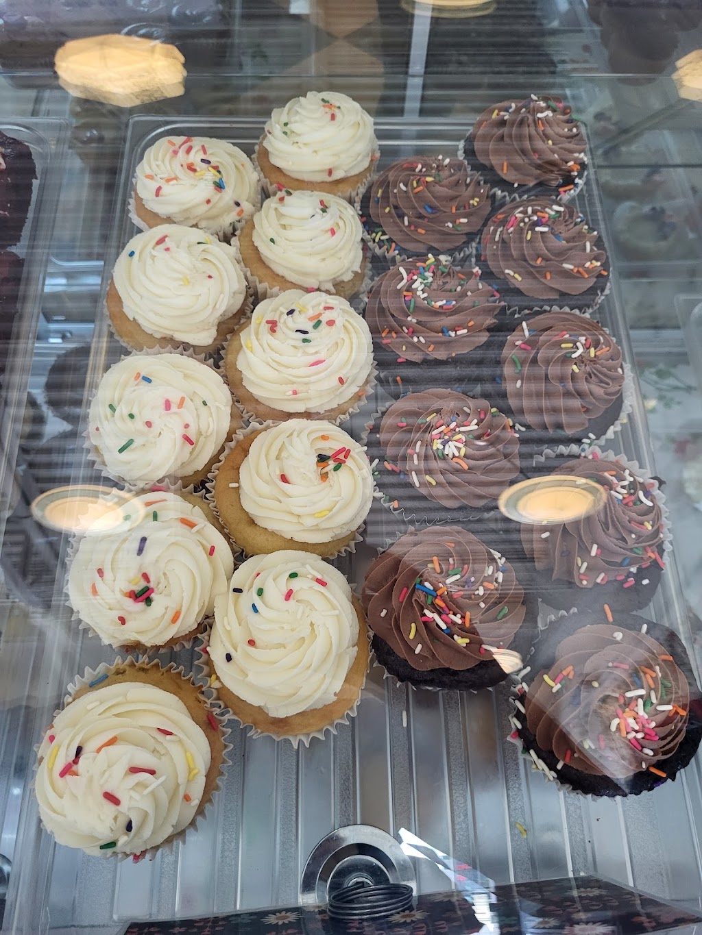 The Flying Cupcake | 4026 E 82nd St, Indianapolis, IN 46250, USA | Phone: (317) 396-2696
