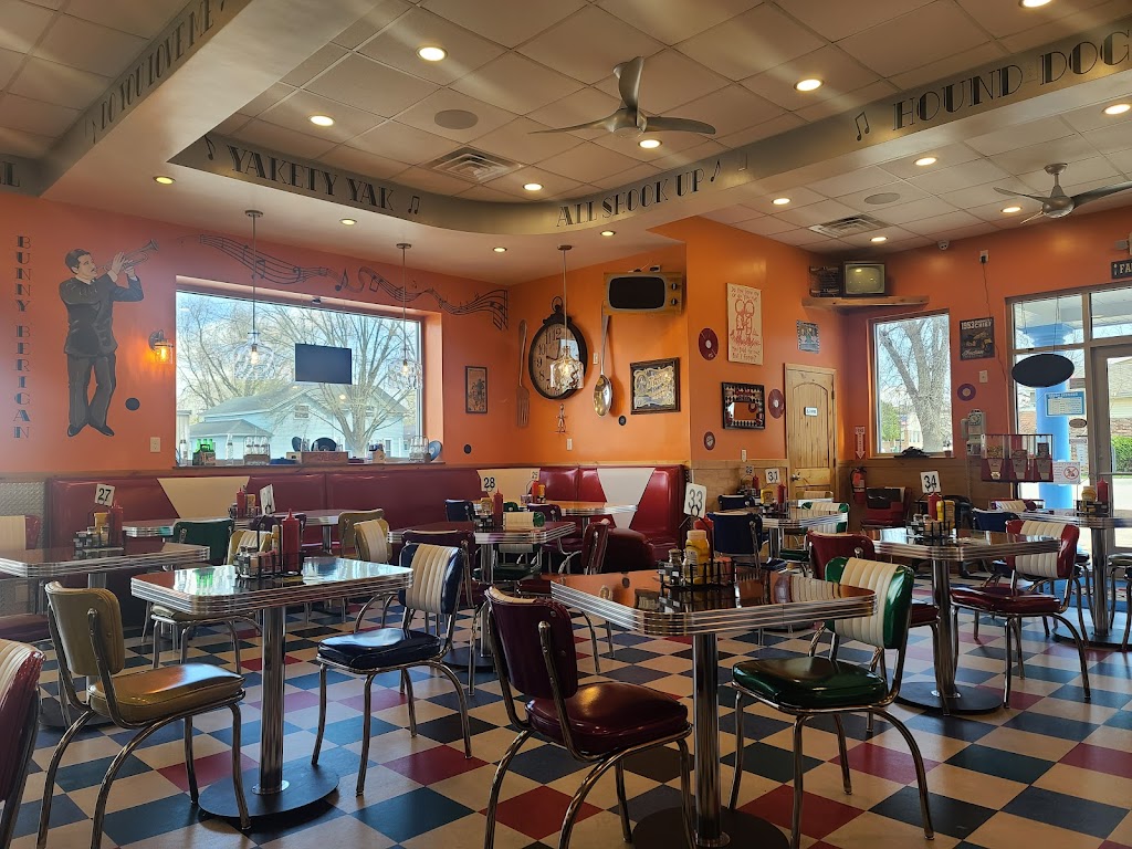 Karens Hip Hop Diner | 530 W State St, Fox Lake, WI 53933, USA | Phone: (920) 520-0041