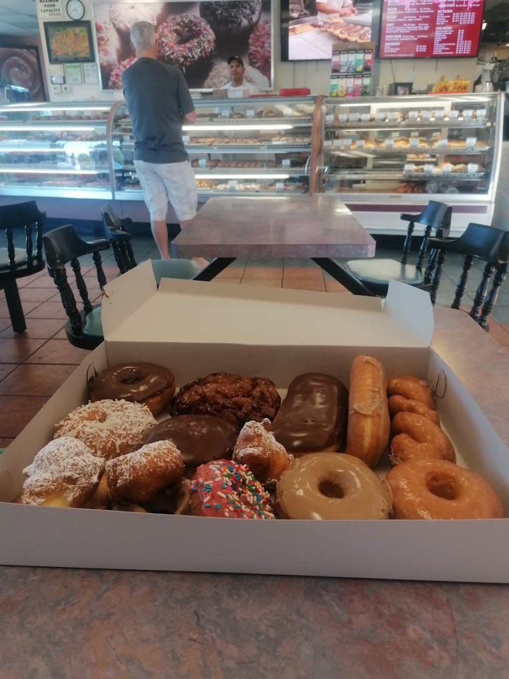 Family Donuts & Deli | 9045 Fair Oaks Blvd, Carmichael, CA 95608, USA | Phone: (916) 944-8131