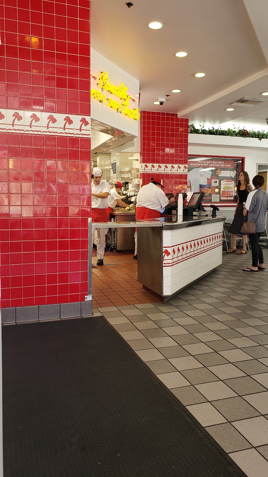 In-N-Out Burger | 130 Grass Valley Hwy, Auburn, CA 95603, USA | Phone: (800) 786-1000