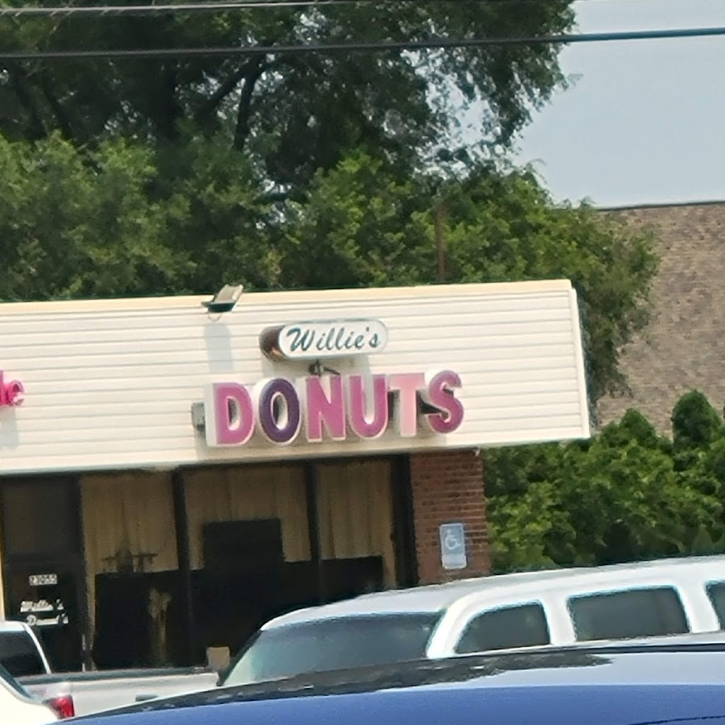 Willies Donuts | 23055 21 Mile Rd, Macomb, MI 48042, USA | Phone: (586) 949-8755