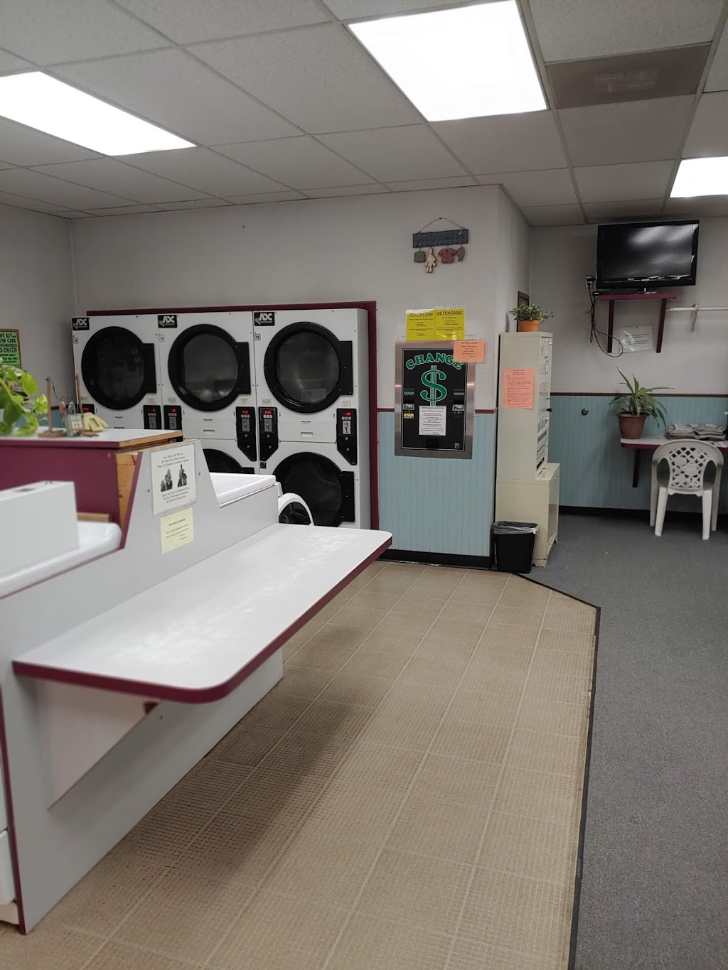 Queen Square Laundromat | 230 Denver Ave, Fort Lupton, CO 80621, USA | Phone: (303) 857-1775