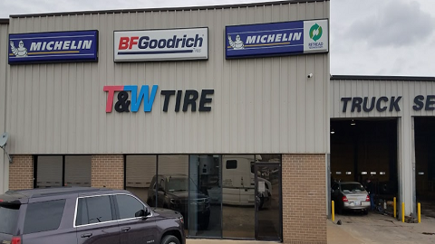 T & W Tire | 15705 E Skelly Dr, Tulsa, OK 74116, USA | Phone: (918) 437-8383