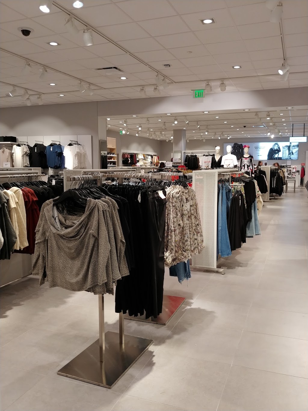 H&M | 1401 Greenbrier Pkwy Building G, Chesapeake, VA 23320, USA | Phone: (855) 466-7467