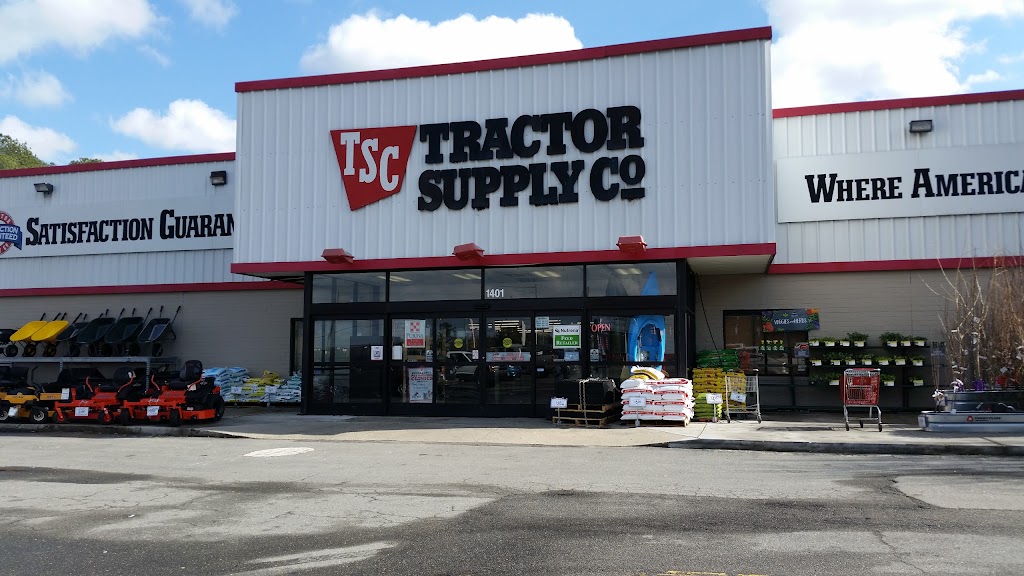 Tractor Supply Co. | 1401 S Pollock St, Selma, NC 27576, USA | Phone: (919) 965-6762