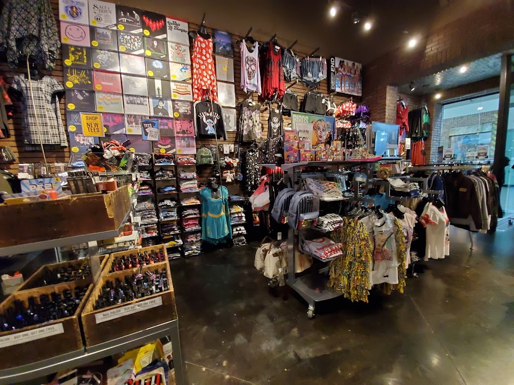 Hot Topic | 1101 Outlet Collection Way SW RM 415, Auburn, WA 98001, USA | Phone: (253) 939-6980