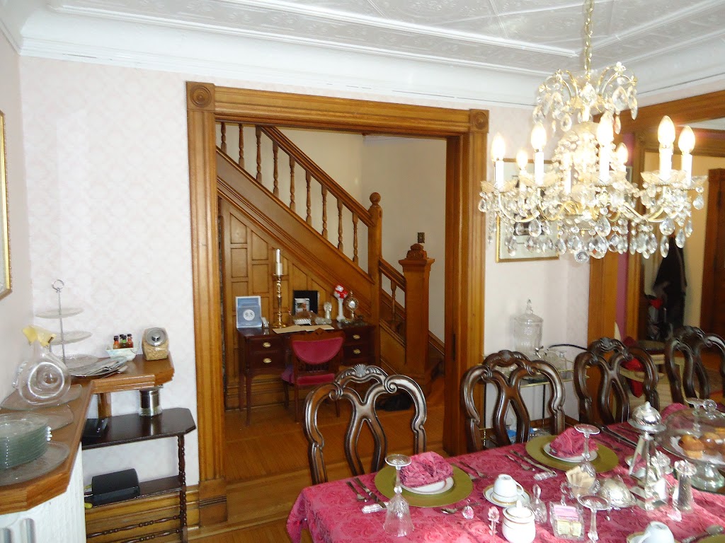 Absolute Elegance Bed & Breakfast | 6023 Culp St, Niagara Falls, ON L2G 2B6, Canada | Phone: (289) 296-9473