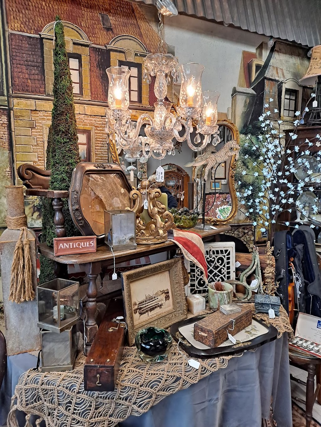 Pollyannas Antiques | 287 North Ave, Mt Clemens, MI 48043, USA | Phone: (586) 231-5474