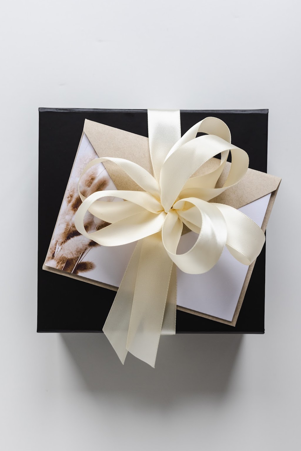 EM Gift Boxes | 961 Lounsborough St, Windsor, ON N9G 2Z9, Canada | Phone: (519) 995-5957