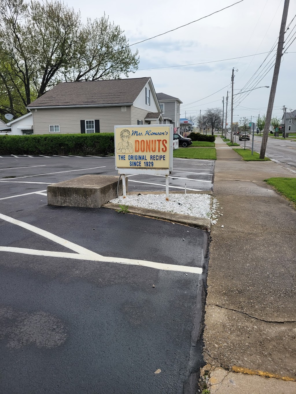 Mrs Renisons Donuts | 622 E 5th St, Marysville, OH 43040, USA | Phone: (937) 642-7008