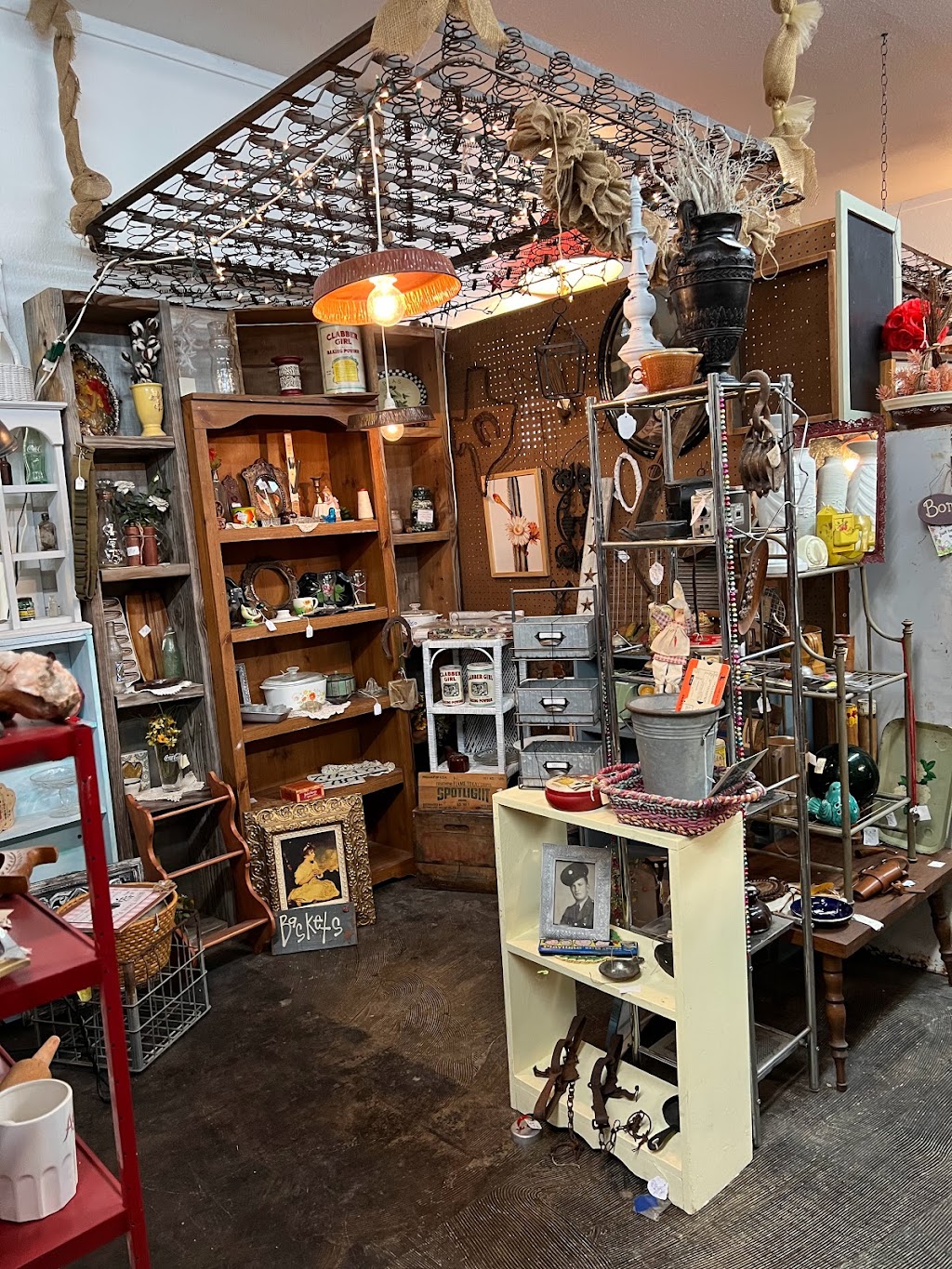 Lone star antique and craft mall | 102 Manor Dr, Azle, TX 76020, USA | Phone: (817) 683-9046