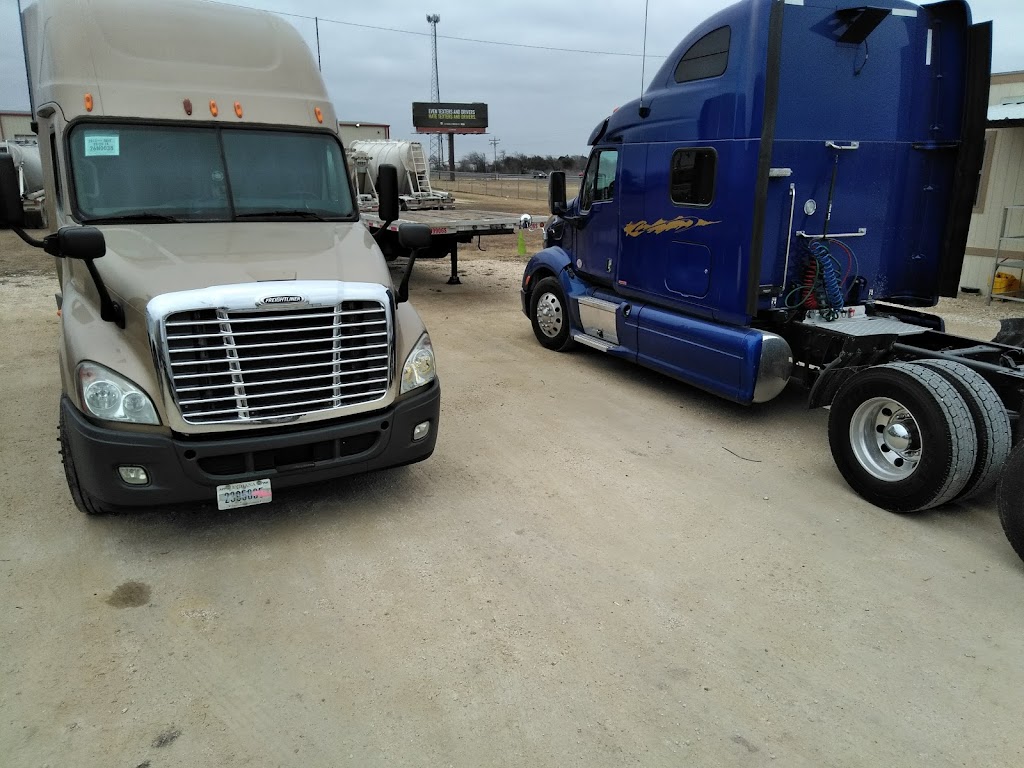 Tutle & Tutle Trucking Inc | 3672 US-67, Cleburne, TX 76033, USA | Phone: (817) 556-2131