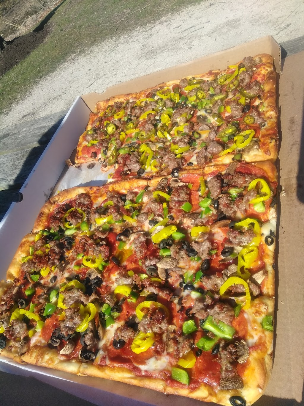 Thompson Masterpiece Pizza | 6725 Madison Rd, Thompson, OH 44086, USA | Phone: (440) 298-1313