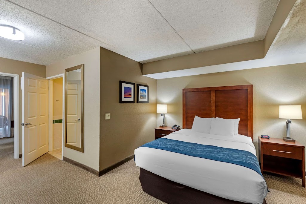 Comfort Inn & Suites Jackson - West Bend | W227 N, 16890 Tillie Lake Ct, Jackson, WI 53037, USA | Phone: (262) 423-6036