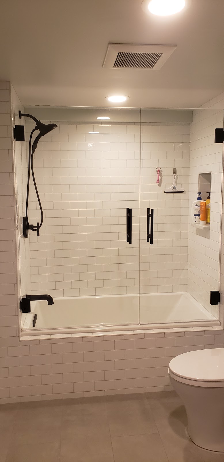 Als Glass/Seattle Shower Door LLC | 12015 Aurora Ave N, Seattle, WA 98133, USA | Phone: (206) 367-9323