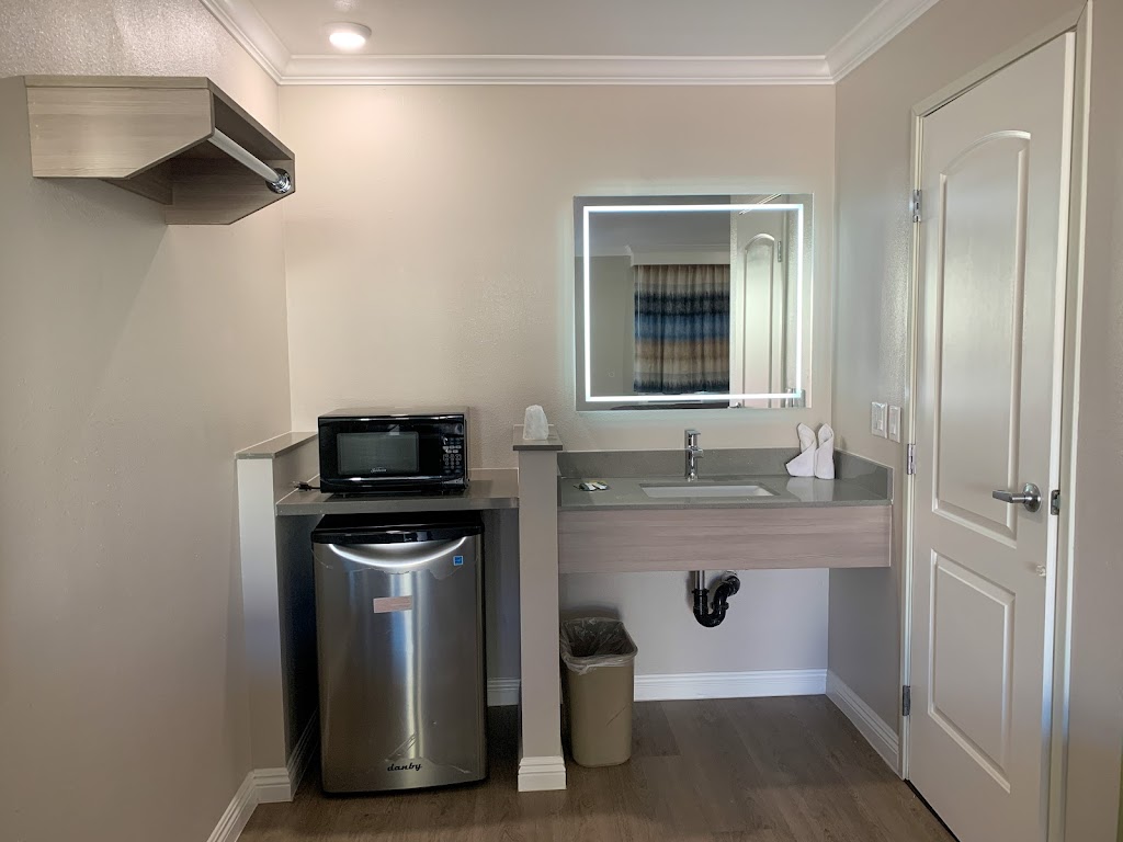 Mojave Inn | 15499 Village Dr, Victorville, CA 92394, USA | Phone: (760) 243-5858