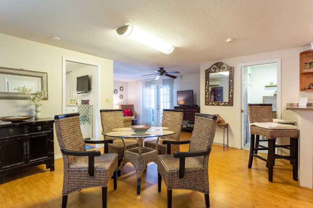 Siesta Beach Apartments | 5833 Driftwood Ave, Sarasota, FL 34231, USA | Phone: (941) 320-8490