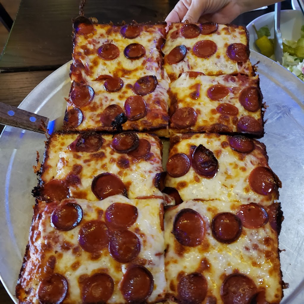 Green Lantern Pizza | 15505 15 Mile Rd, Clinton Twp, MI 48035, USA | Phone: (586) 859-0500