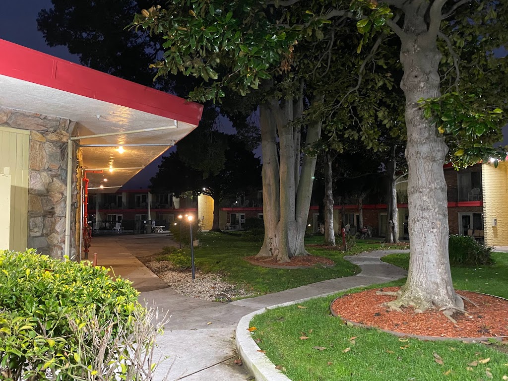 Econo Lodge Inn & Suites Oakland Airport | 10 Hegenberger Rd, Oakland, CA 94621, USA | Phone: (510) 635-1892