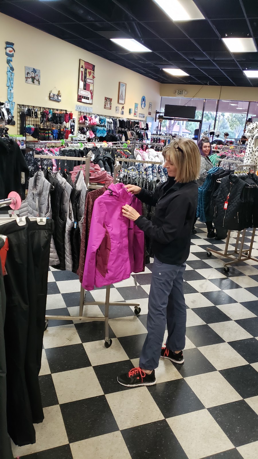 Ski Wear Outlet | 25832 McBean Pkwy, Santa Clarita, CA 91355, USA | Phone: (661) 286-1013