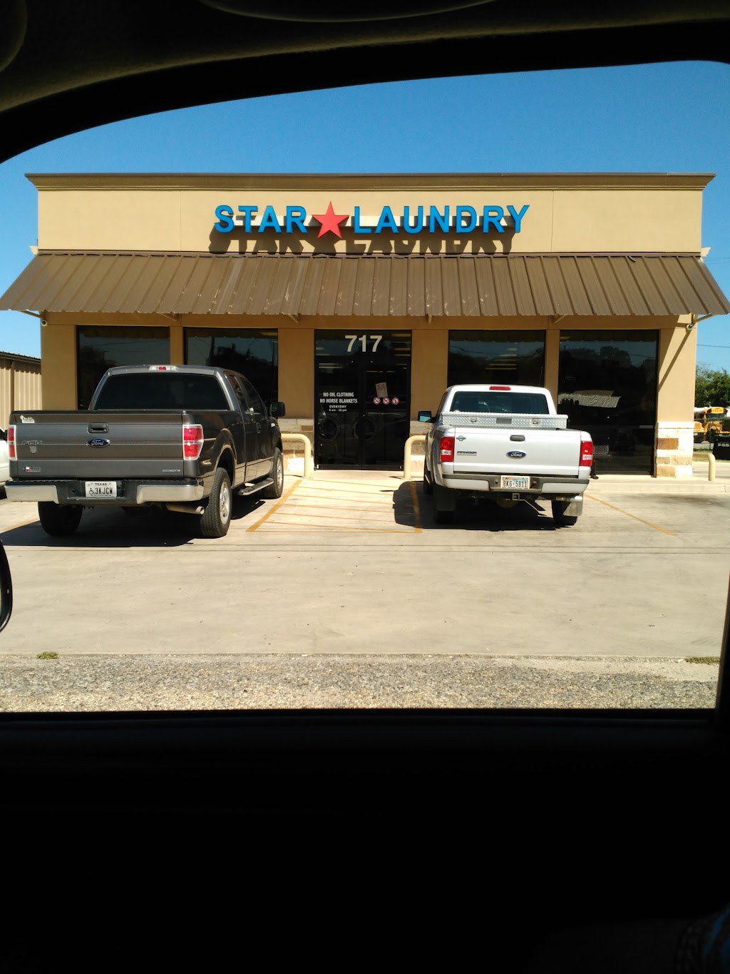 Star Laundry | 717 N Teel Dr, Devine, TX 78016, USA | Phone: (830) 258-4646