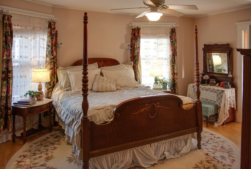 Como Lake B&B | 1205 W Como Blvd, St Paul, MN 55103, USA | Phone: (651) 402-7930