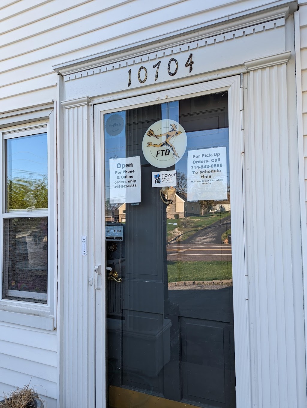 Off The Wall Florist | 10704 Tesshire Dr, St. Louis, MO 63123, USA | Phone: (314) 842-0888