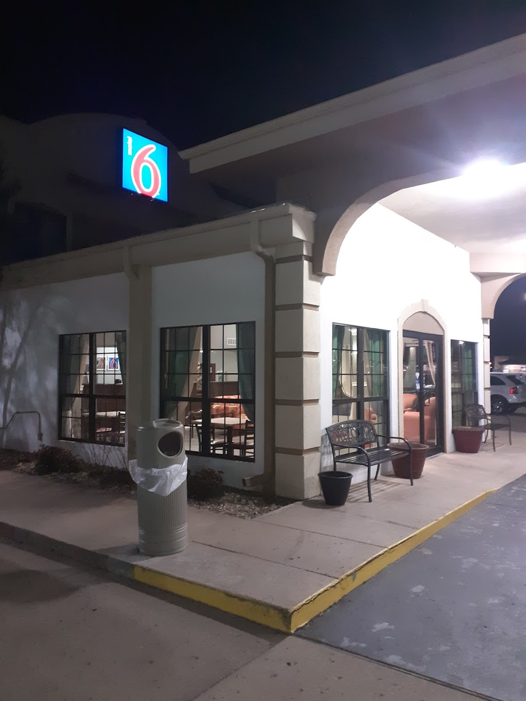 Motel 6 Claremore | 1720 S Lynn Riggs Blvd, Claremore, OK 74017, USA | Phone: (918) 343-3297