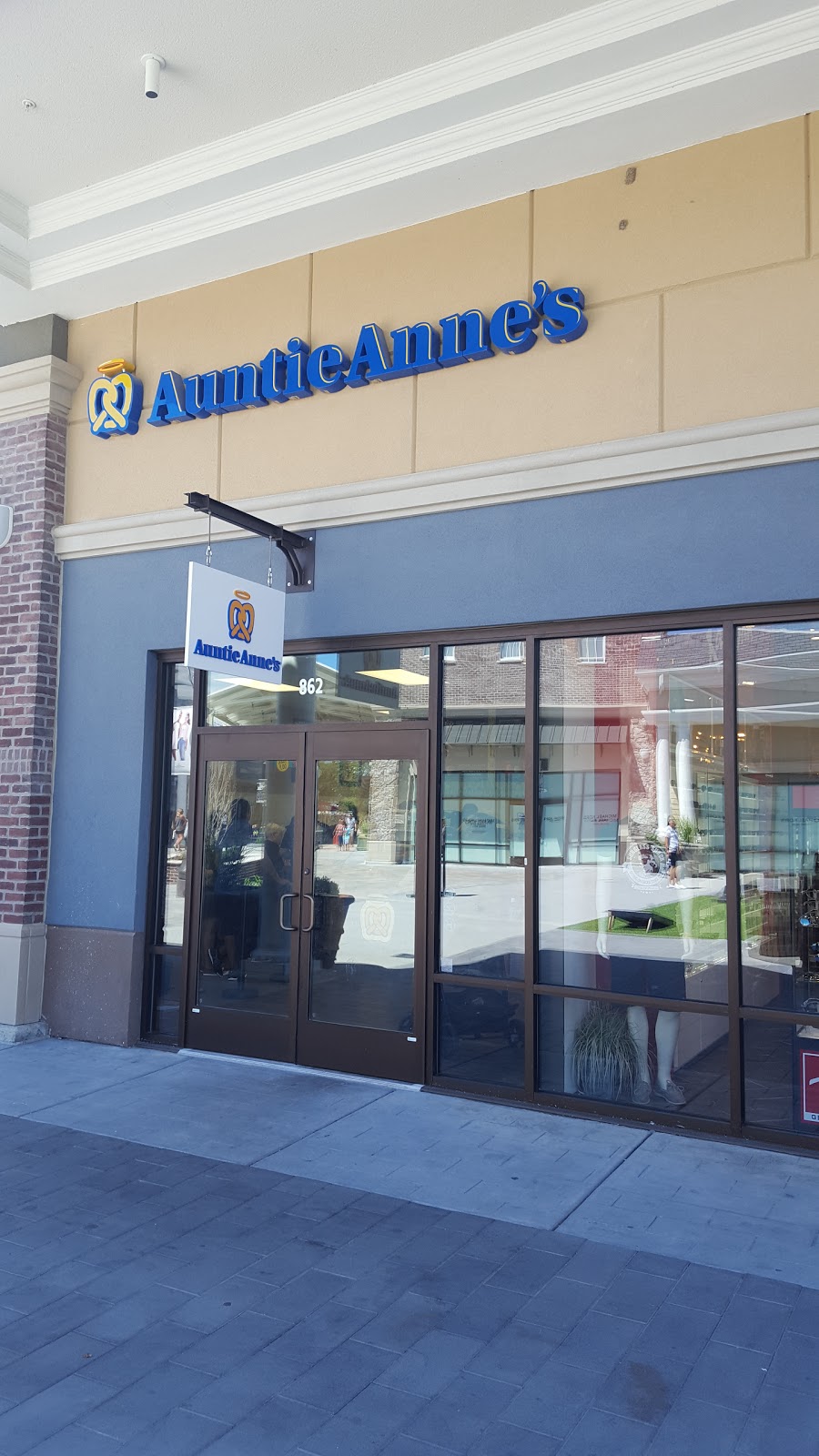 Auntie Annes Pretzels | 1600 Premium Outlets Blvd #862, Norfolk, VA 23502, USA | Phone: (757) 606-2665