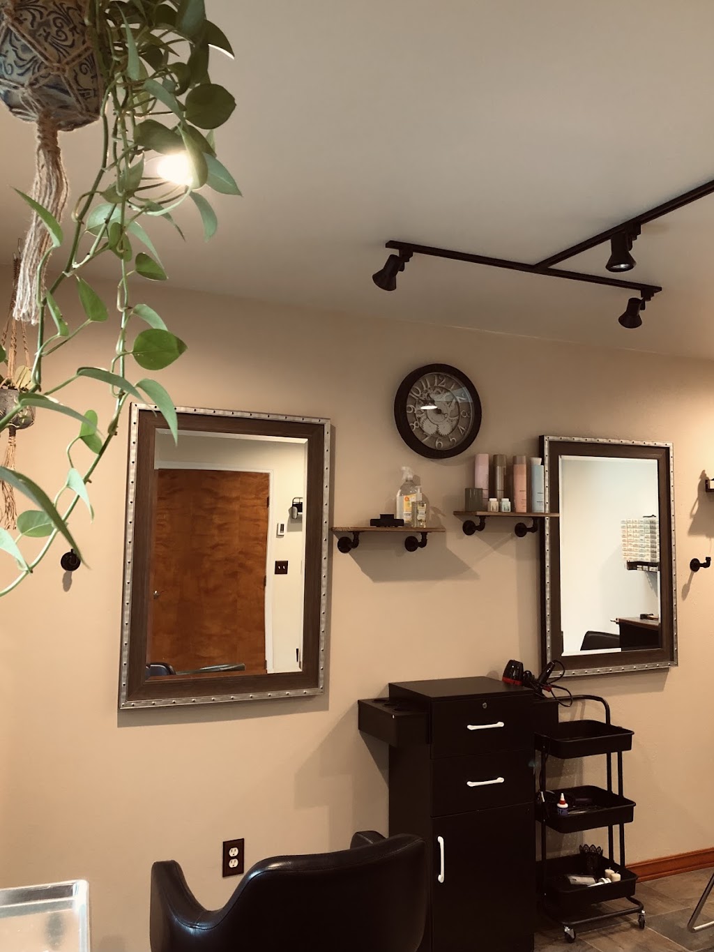 The Rock Hair Studio | 1702 Layton Rd, Freeland, WA 98249, USA | Phone: (360) 969-4443