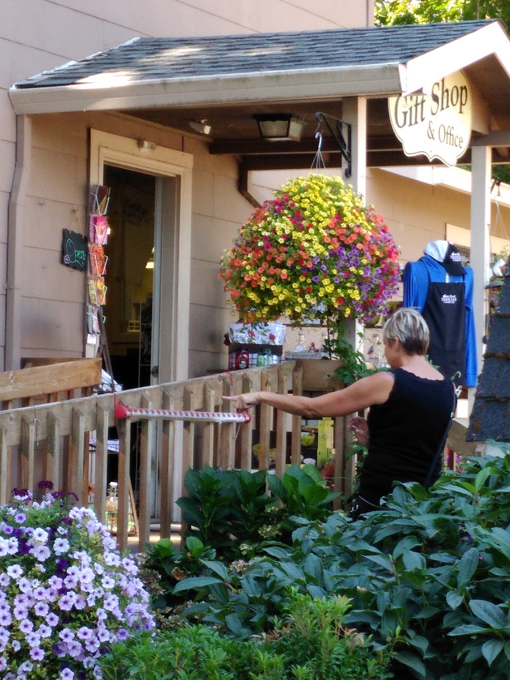 Swan Island Dahlias | 995 NW 22nd Ave, Canby, OR 97013 | Phone: (503) 266-7711