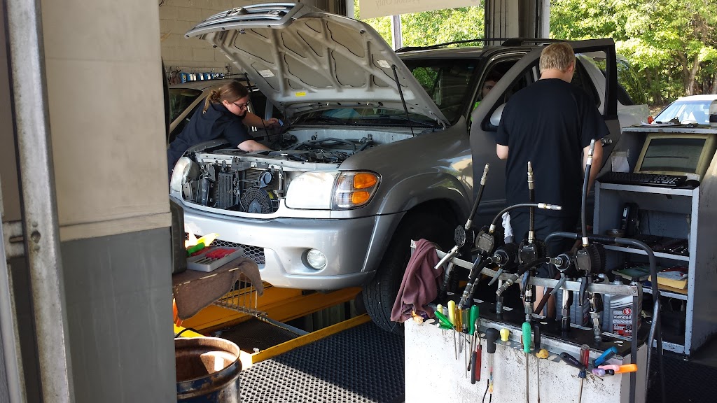 Strickland Brothers 10 Minute Oil Change | 1005 S Main St, Graham, NC 27253, USA | Phone: (336) 227-9384