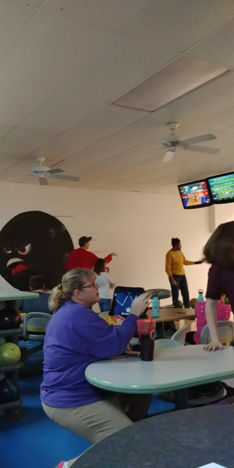 Retro Bowl | 906 Liberty Dr, Liberty, MO 64068, USA | Phone: (816) 781-1998