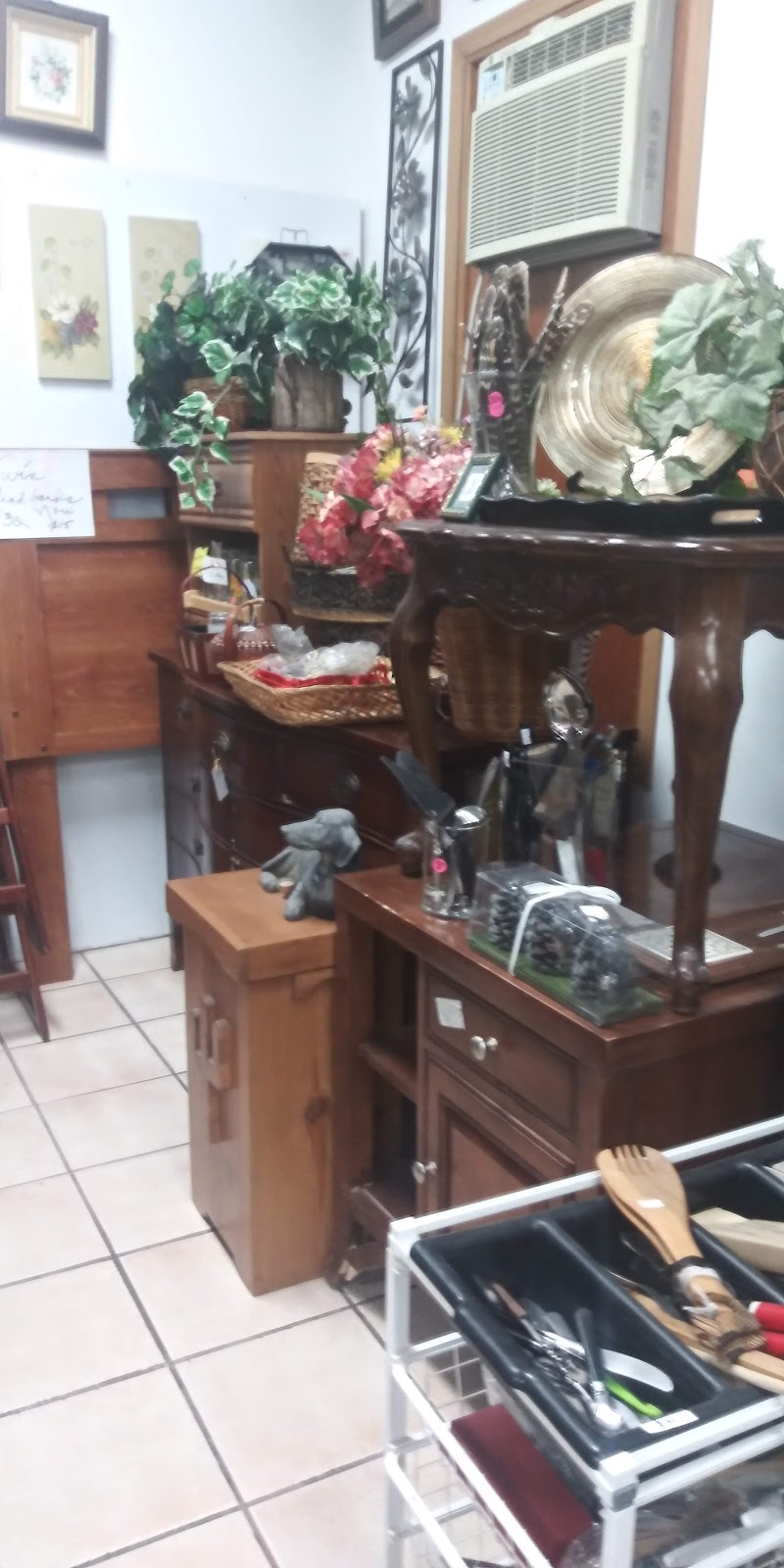 Poppies Resale and Consignment Shop | 213 22nd St, Chicago Heights, IL 60411, USA | Phone: (708) 378-5877