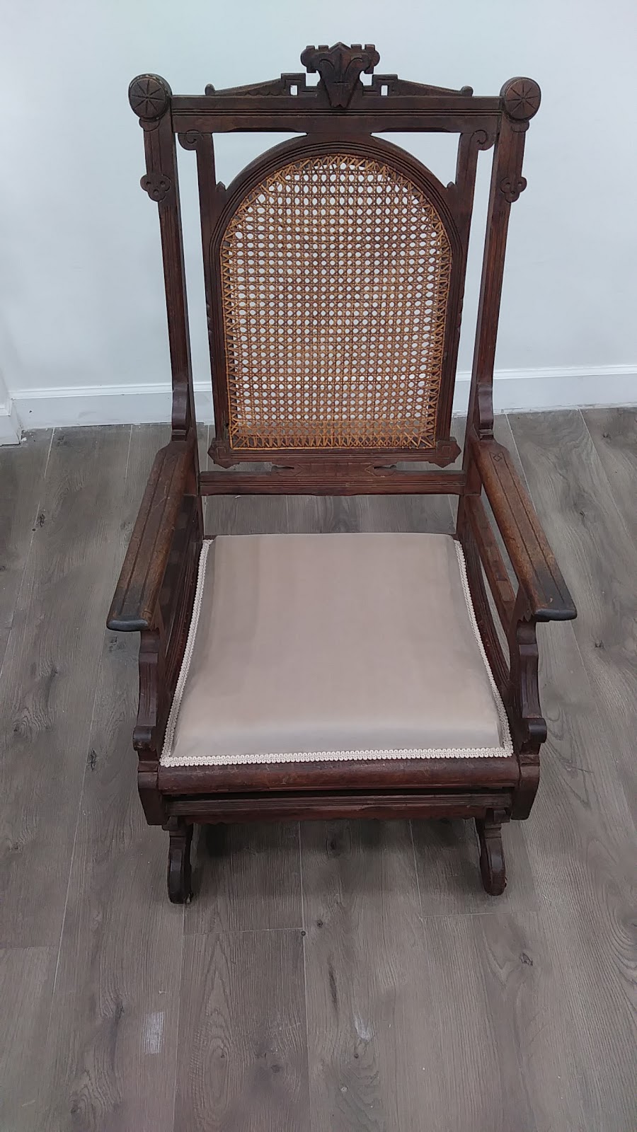 A&M Custom Upholstery llc | 140 Hendrickson Ave, Lynbrook, NY 11563, USA | Phone: (516) 400-9148