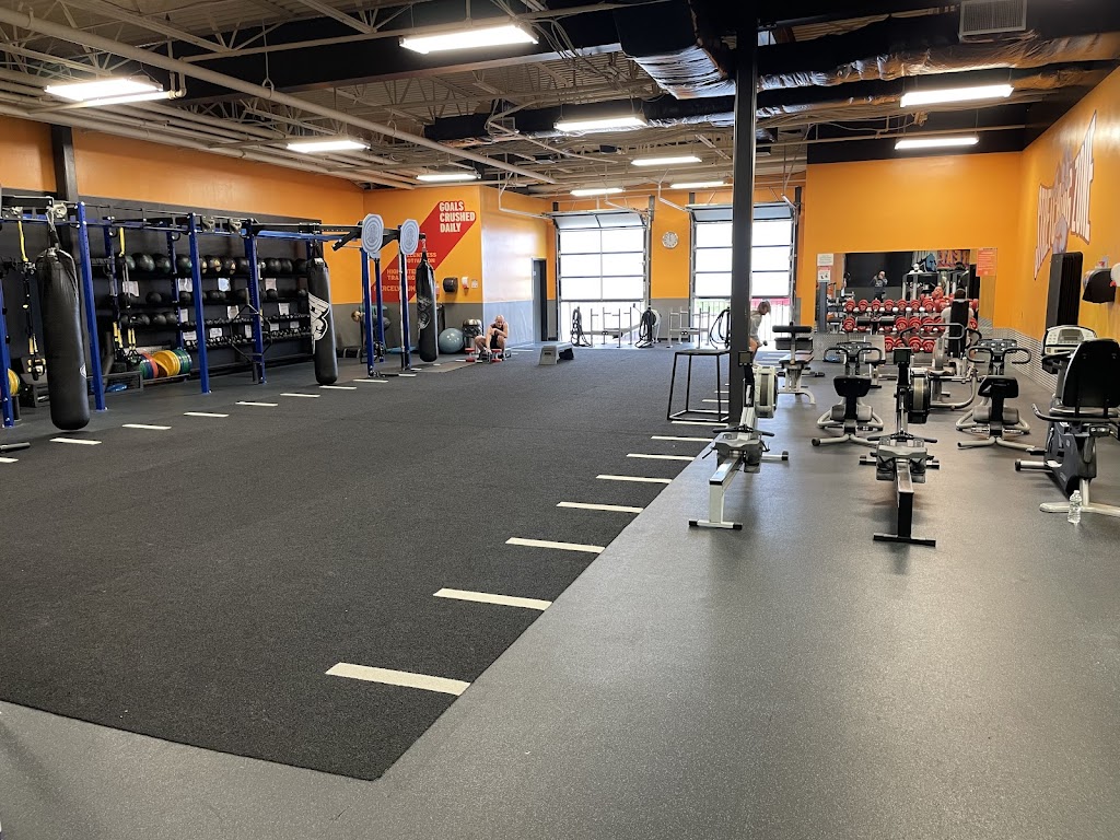 Crunch Fitness - East Windsor | 761 NJ-33, East Windsor, NJ 08520, USA | Phone: (609) 371-7111