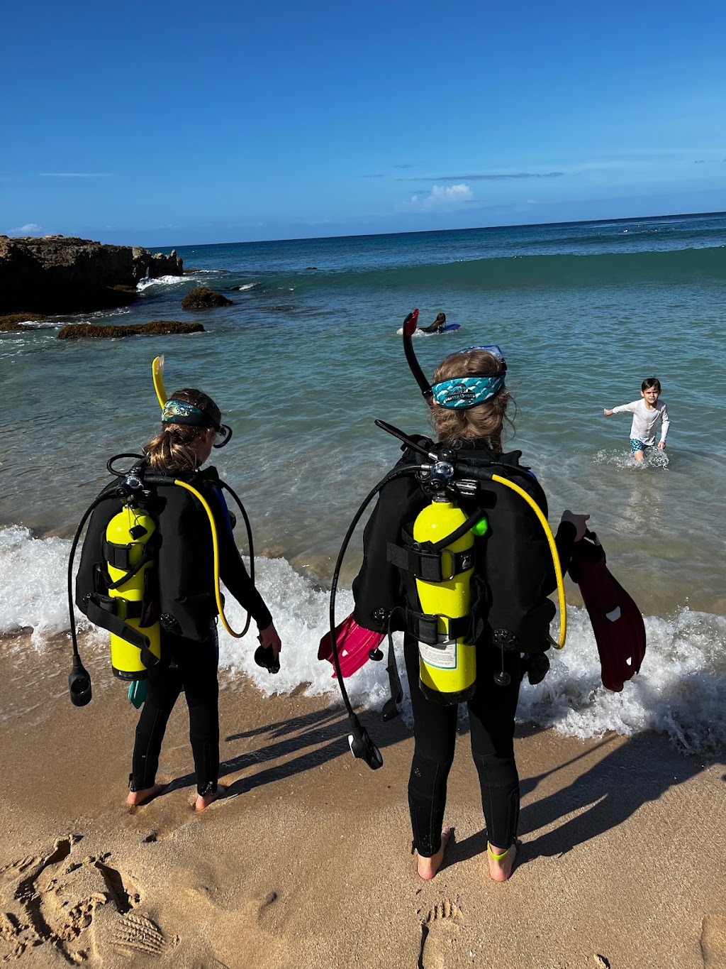 Underwater Oahu | 85-371 Farrington Hwy, Waianae, HI 96792, USA | Phone: (808) 589-2177