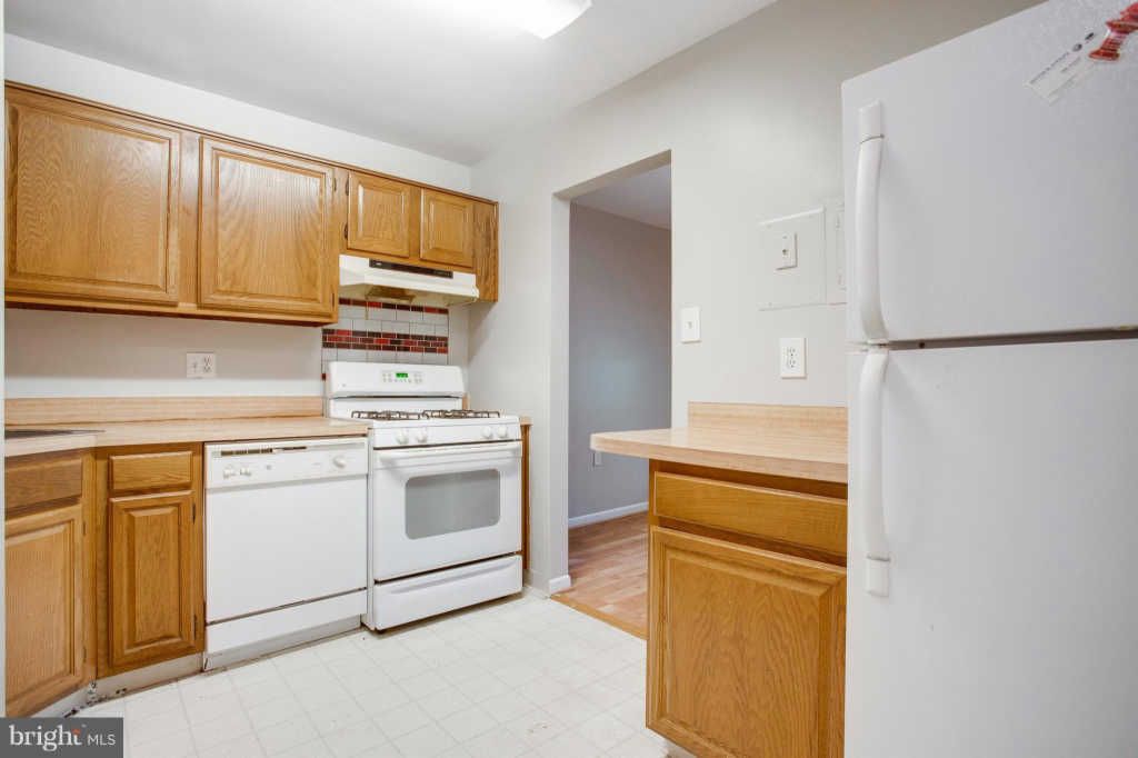 Flooring & Cabinet Outlet | 46005 Regal Plaza #150, Sterling, VA 20165, USA | Phone: (703) 406-1044